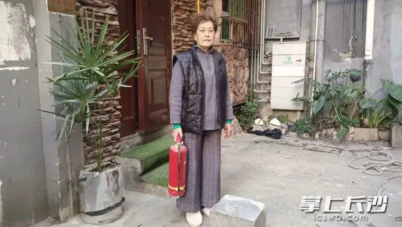 81歲奶奶教科書(shū)式滅火超硬核！