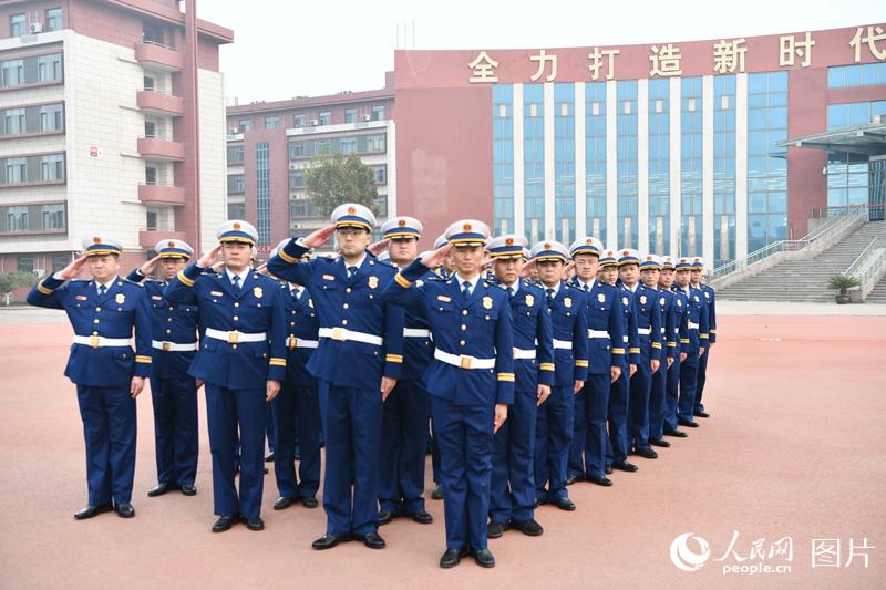 [人民網(wǎng)] 圖片故事：這群“火焰藍”用行動詮釋責任與擔當