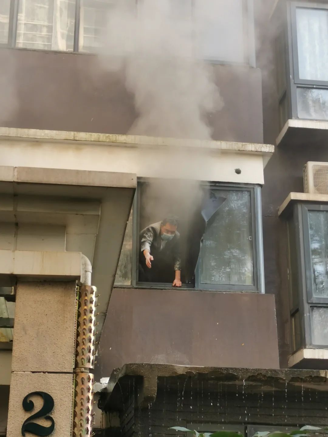 臉熏黑了，手劃破了，他卻笑了……