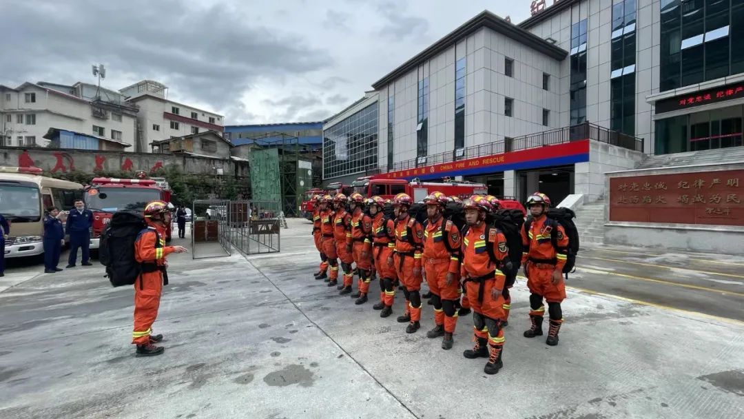 【人民日?qǐng)?bào)】余震不斷，救援力量緊急集結(jié)趕赴震區(qū)