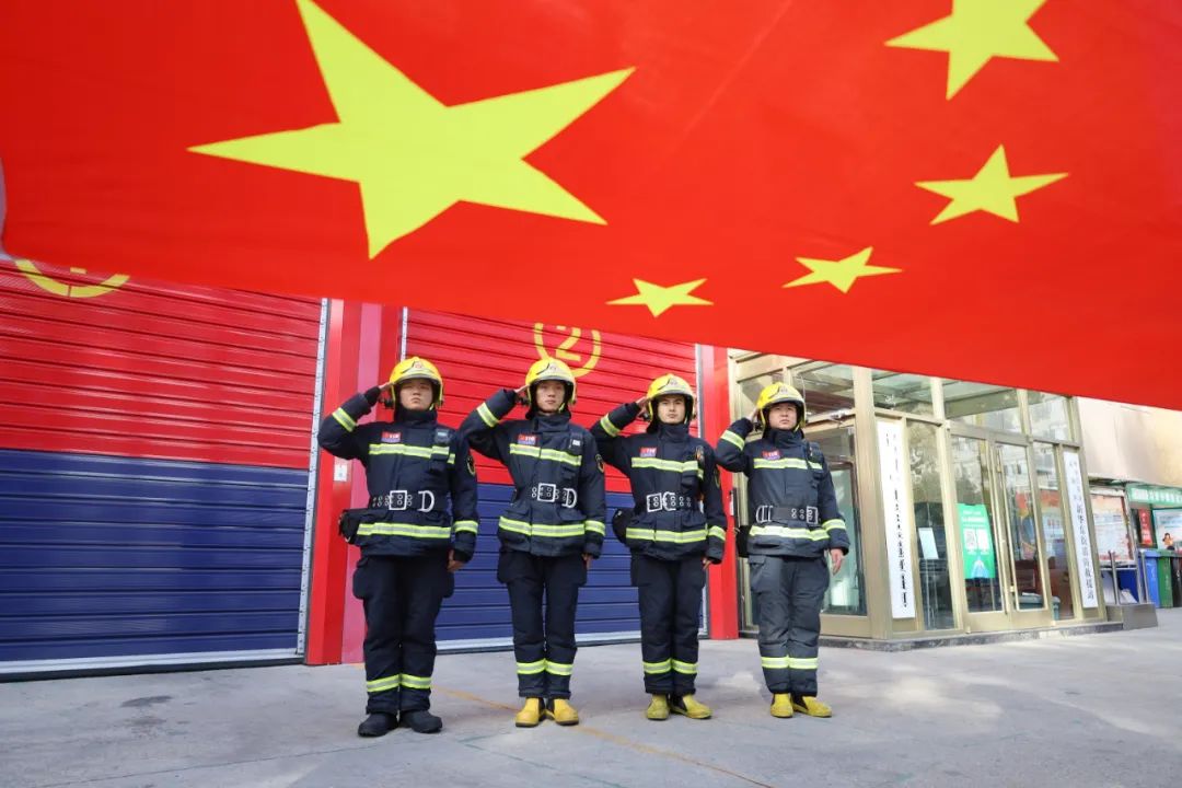 內(nèi)蒙古：【我與國旗合個(gè)影】熱烈慶祝中華人民共和國成立72周年！