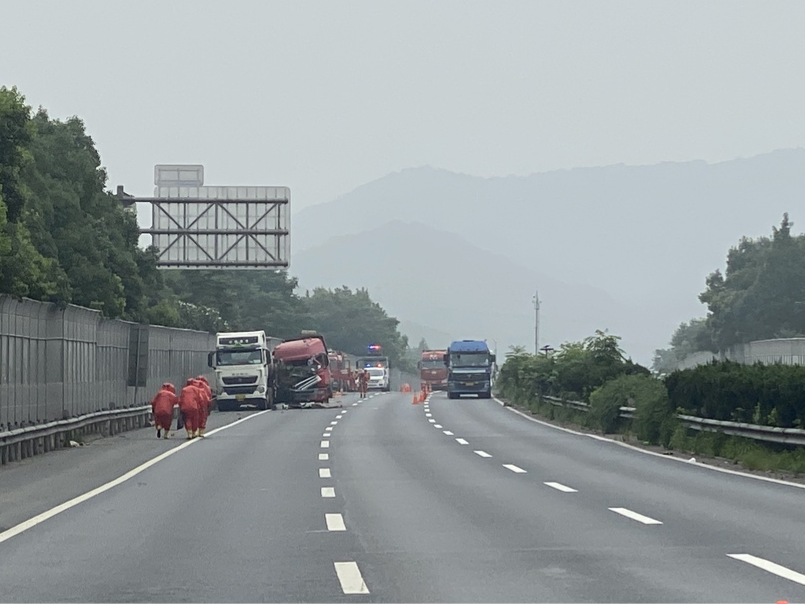 35℃高溫天，消防員脫下防化服能倒出水來！