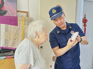 湖北：漢江消防開展“深化平安建設(shè) 護航獨居老人”消防宣傳活動