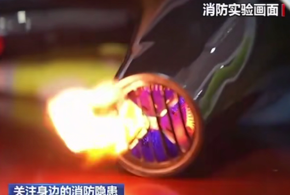 【朝聞天下】消防實驗：吹風機秒變“噴火槍”