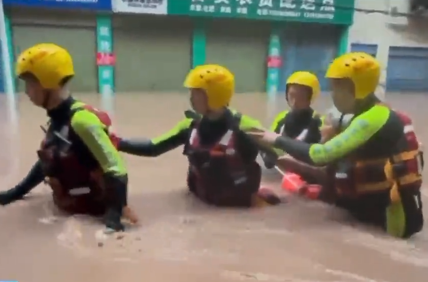 【新聞直播間】重慶萬州降雨引發(fā)洪澇 消防緊急救援