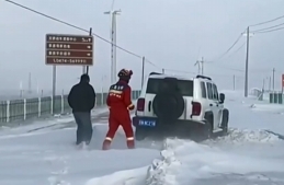 【共同關(guān)注】車輛陷入雪中 消防員嚴(yán)寒中頂著7級大風(fēng)牽引救援
