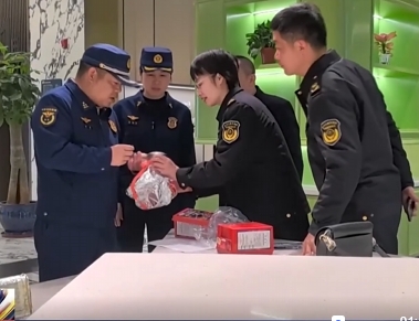 【新聞直播間】?jī)刹块T開展過(guò)濾式消防自救呼吸器專項(xiàng)整治 發(fā)現(xiàn)不合格產(chǎn)品1632批次
