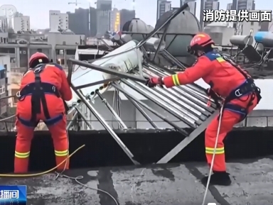 【新聞直播間】強(qiáng)風(fēng)天氣事故頻發(fā) 消防緊急排險(xiǎn)
