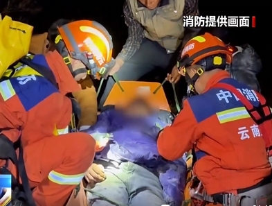 【24小時】云南迪慶 車輛側翻司機墜入谷底 消防連夜救援