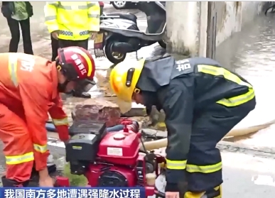 【新聞直播間】江西吉安：一小區(qū)地勢(shì)低洼被淹 消防及時(shí)應(yīng)對(duì)