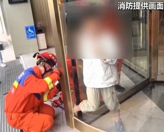 【新聞直播間】兒童旋轉門內(nèi)玩耍頻被卡 消防緊急救援