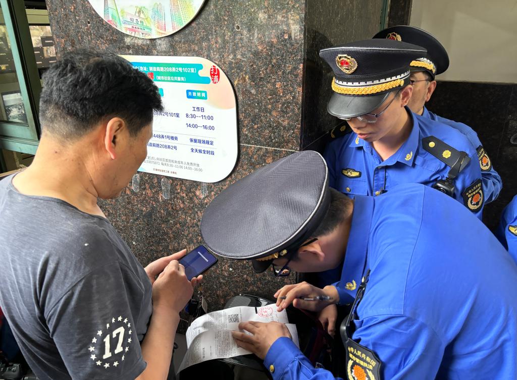 【新華社】新規(guī)實(shí)施，上海對(duì)個(gè)人為電動(dòng)自行車違規(guī)充電開罰單