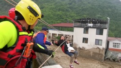 【中國(guó)之聲】翻山搭橋！救援人員轉(zhuǎn)移四川平武暴雨受困群眾